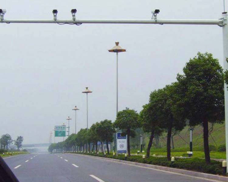 鑫雨杭電器設(shè)備公司為您解答，山西道路監(jiān)控桿的施工規(guī)范是什么？